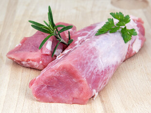 新鲜生猪肉配香草佐料