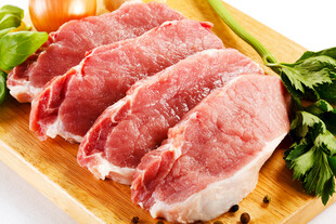 新鲜生猪肉切片摆于木盘