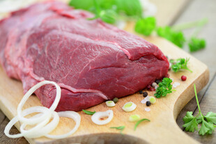 新鲜生牛肉置于砧板上