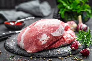 新鲜生猪肉搭配多样佐料