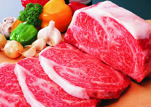 新鲜生牛肉与配菜展示