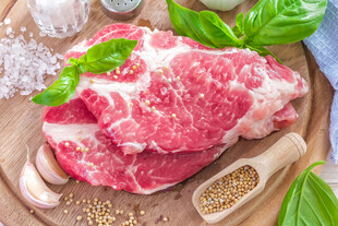 新鲜雪花牛肉食材诱人