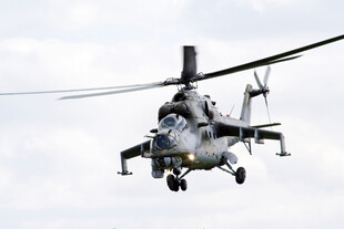 武装直升机空中飞行画面