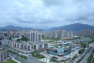 城市建筑群与远山景观