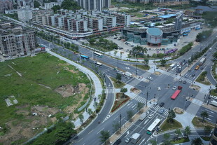 城市道路交叉俯瞰景象