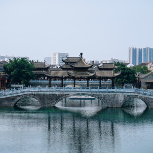 古桥映水