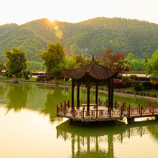 湖畔古亭映美景