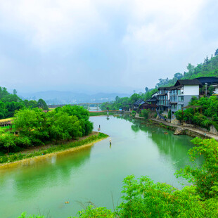 河畔村落美景
