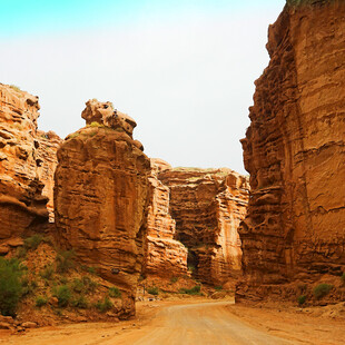 沙漠峡谷中的壮美岩石景观