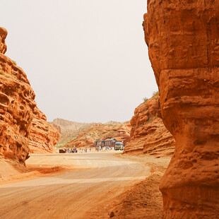峡谷中的蜿蜒公路
