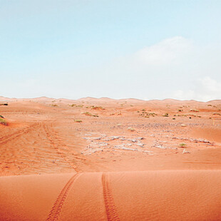 广袤沙漠中的车辙痕迹