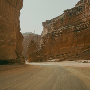峡谷中的蜿蜒道路