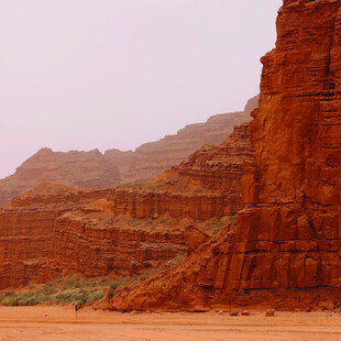 壮丽红色峡谷地貌景观