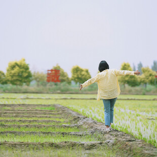 田野中漫步的女子