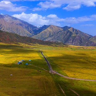 草原山间美景
