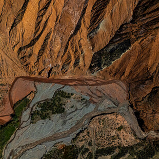 峡谷中的蜿蜒道路