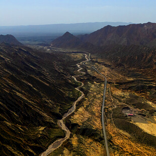 航拍山间蜿蜒公路美景