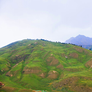 翠绿山峦美景