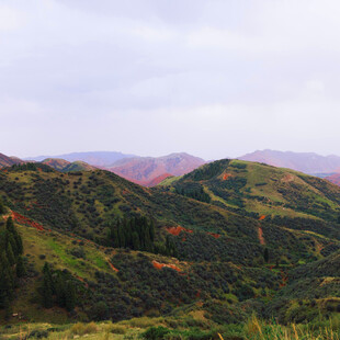 多彩山峦自然风光图