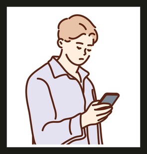 男子专注使用智能手机
