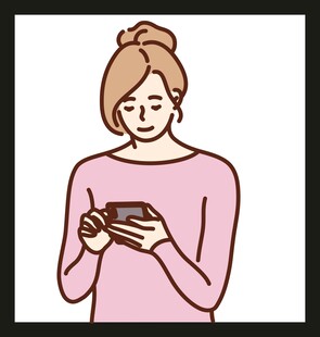 女子手持咖啡专注看手机