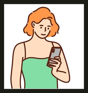 女子手持手机专注查看