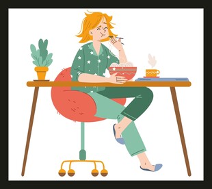 女子惬意坐在桌前享用餐食