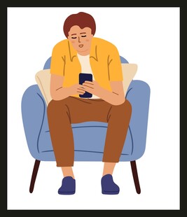 沙发上玩手机的男子