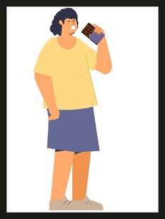 女孩手持杯子站立