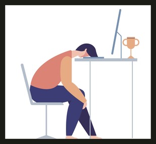 疲惫伏案者奖杯旁显落寞