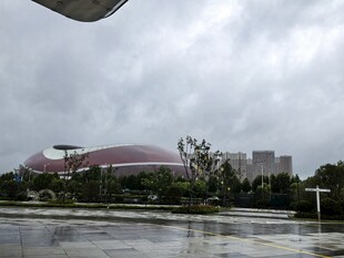 雨中的现代建筑景观