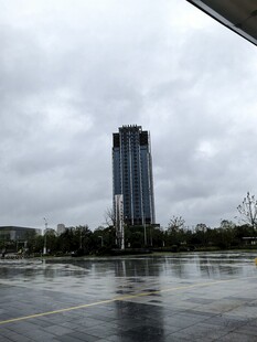 雨后城市中的高耸建筑