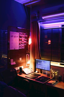 温馨静谧的夜间工作场景