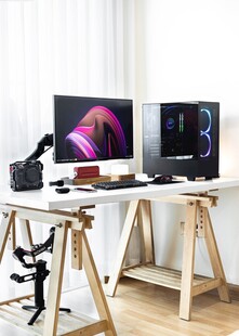 现代简约风电脑工作桌场景