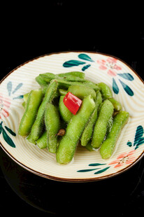 美味盘中煮毛豆