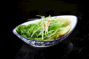 青花瓷碗中的鲜嫩蔬菜