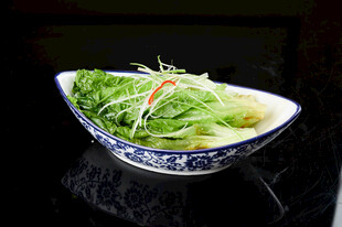 青花瓷碗中的鲜嫩青菜