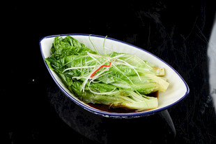 白瓷盘中鲜嫩生菜