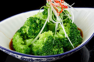 白碗中的鲜嫩西兰花