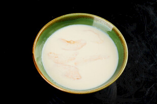 绿色碗中的白色饮品