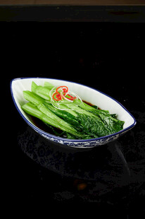 清炒青菜摆于精致盘中
