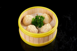 竹制蒸笼里的美味小笼包