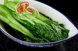 白瓷碗中的鲜嫩青菜