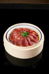 美味腊肠盛于白色瓷碗中