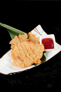 香酥炸鸡排配蘸酱