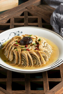 美味菌菇浇汁菜肴