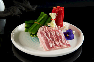 精致摆盘的新鲜肉片与配菜