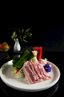 精致摆盘的美味生肉片