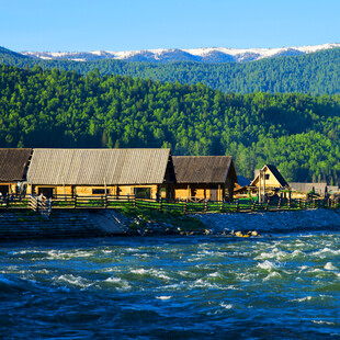 河畔木屋与青山美景