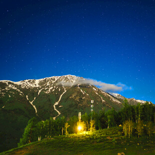 雪山下的静谧夜晚美景